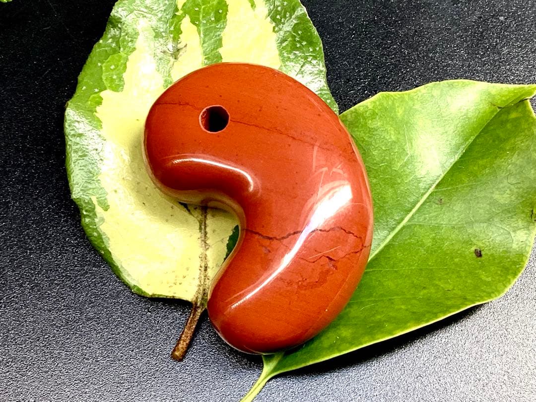 極上日本三大銘石‼️佐渡赤石勾玉 強力パワー黒線入り日本一美麗な赤