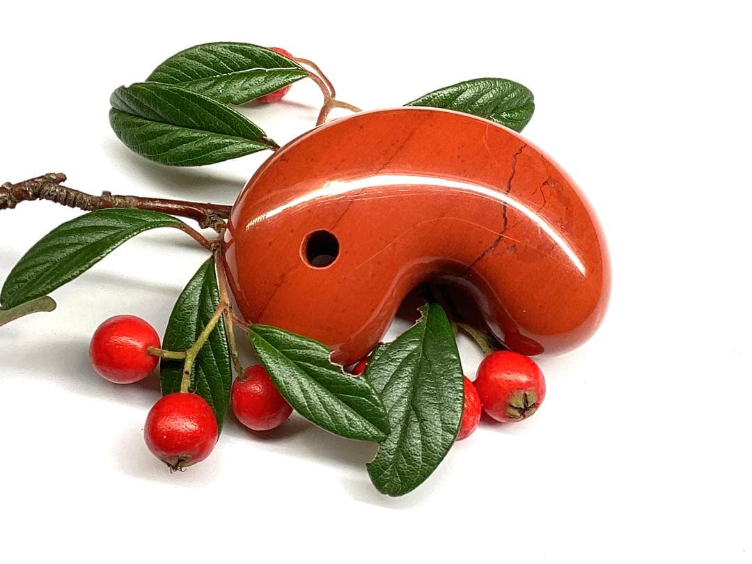 極上日本三大銘石‼️佐渡赤石勾玉 強力パワー黒線入り日本一美麗な赤