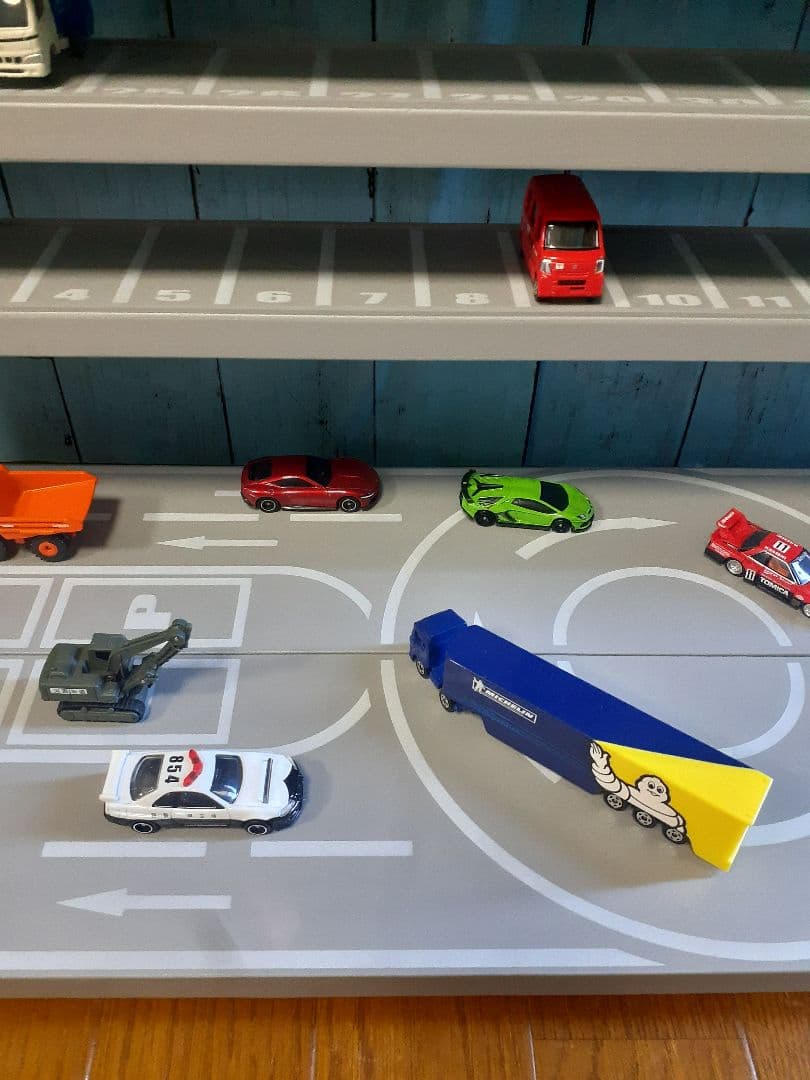 自作ミニカー収納棚9段168台ロータリー交差点付きトミカホットウィール