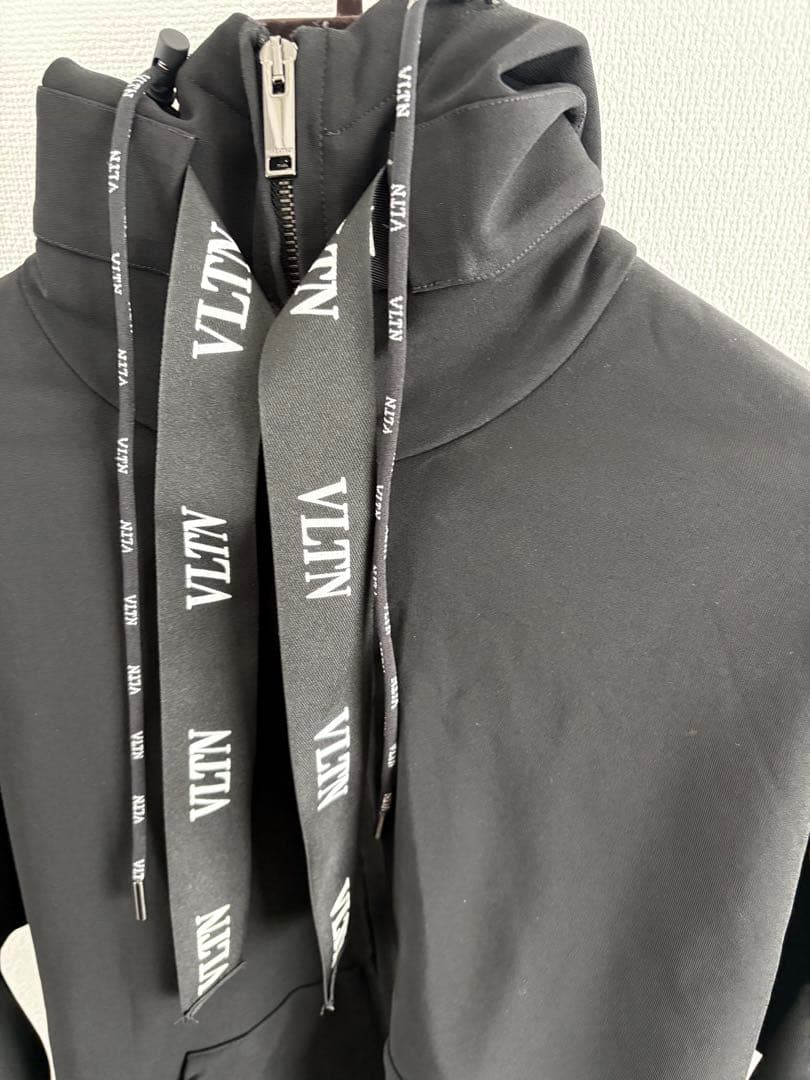 n*中様 ブラック フード付き パーカー　バレンティノ　ヴァレンチノ　ヴァレンテ