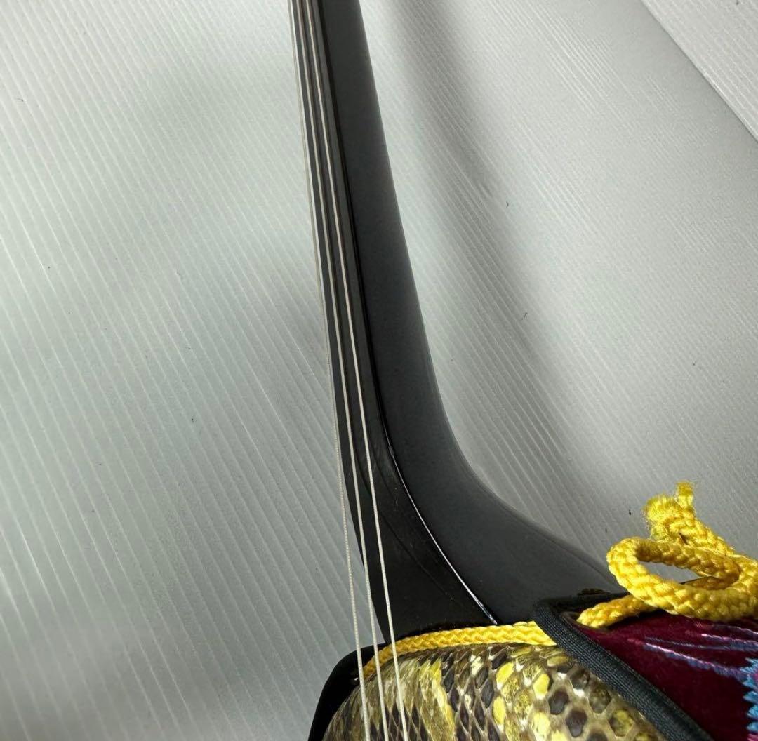 本日限定価格　沖縄三線　黒塗り　天然　蛇皮　ハードケース　和楽器