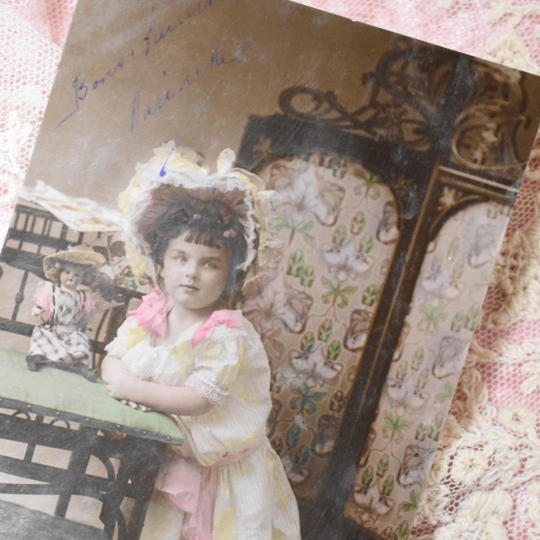 アンティークポストカード 素敵なお部屋でお人形とくつろぐ少女