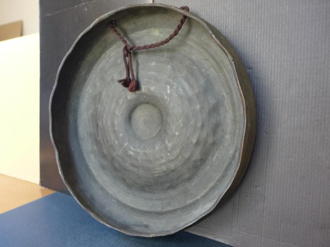 時代物 明治大正期頃？ 大変古い銅鑼 度鑼 古銅 鍛金作り 桴付き 茶道