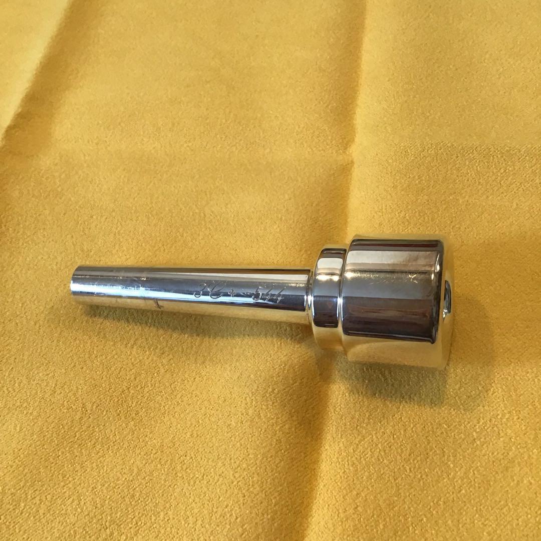 a)アシンメトリック（Asymmetric）トランペットマウスピース