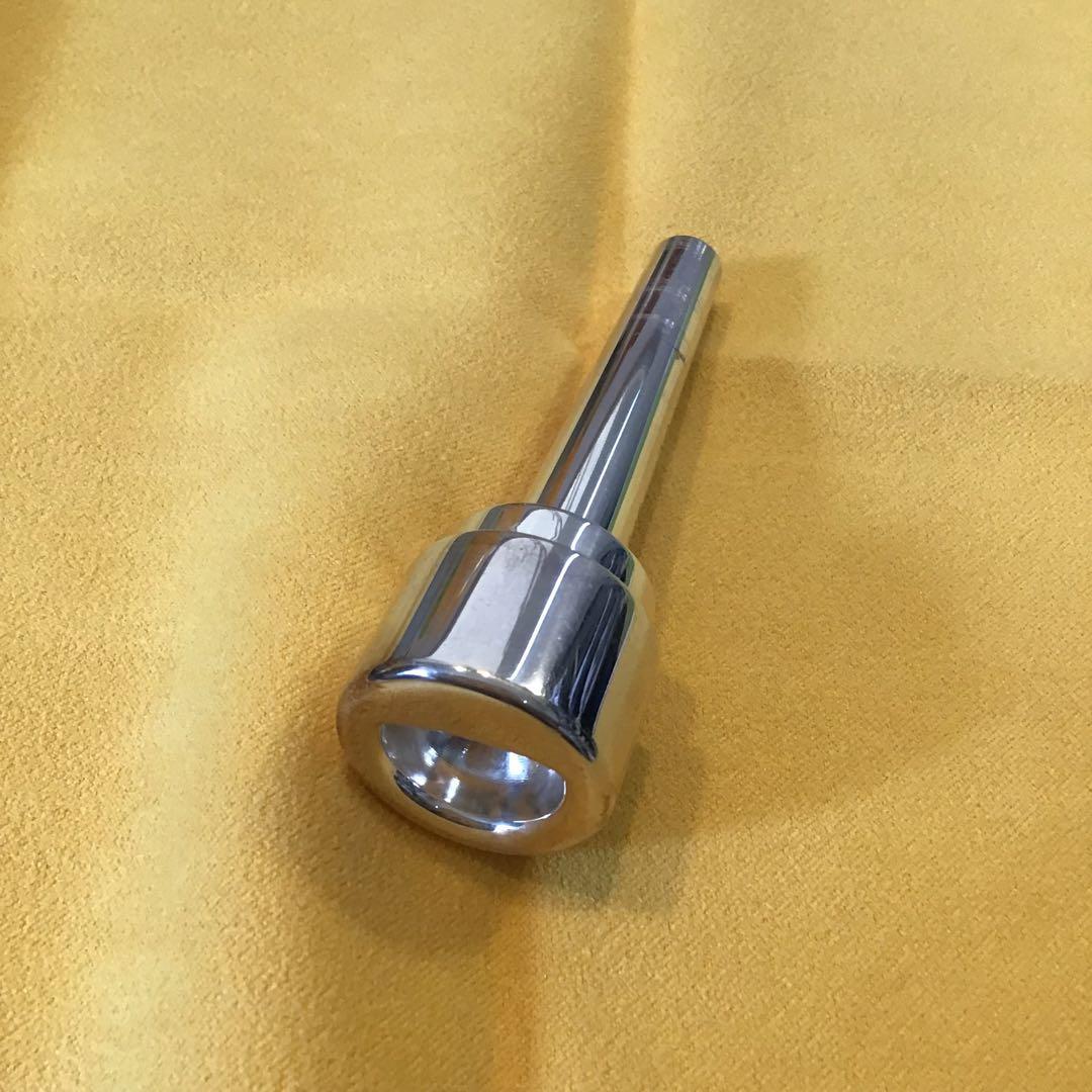 a)アシンメトリック（Asymmetric）トランペットマウスピース