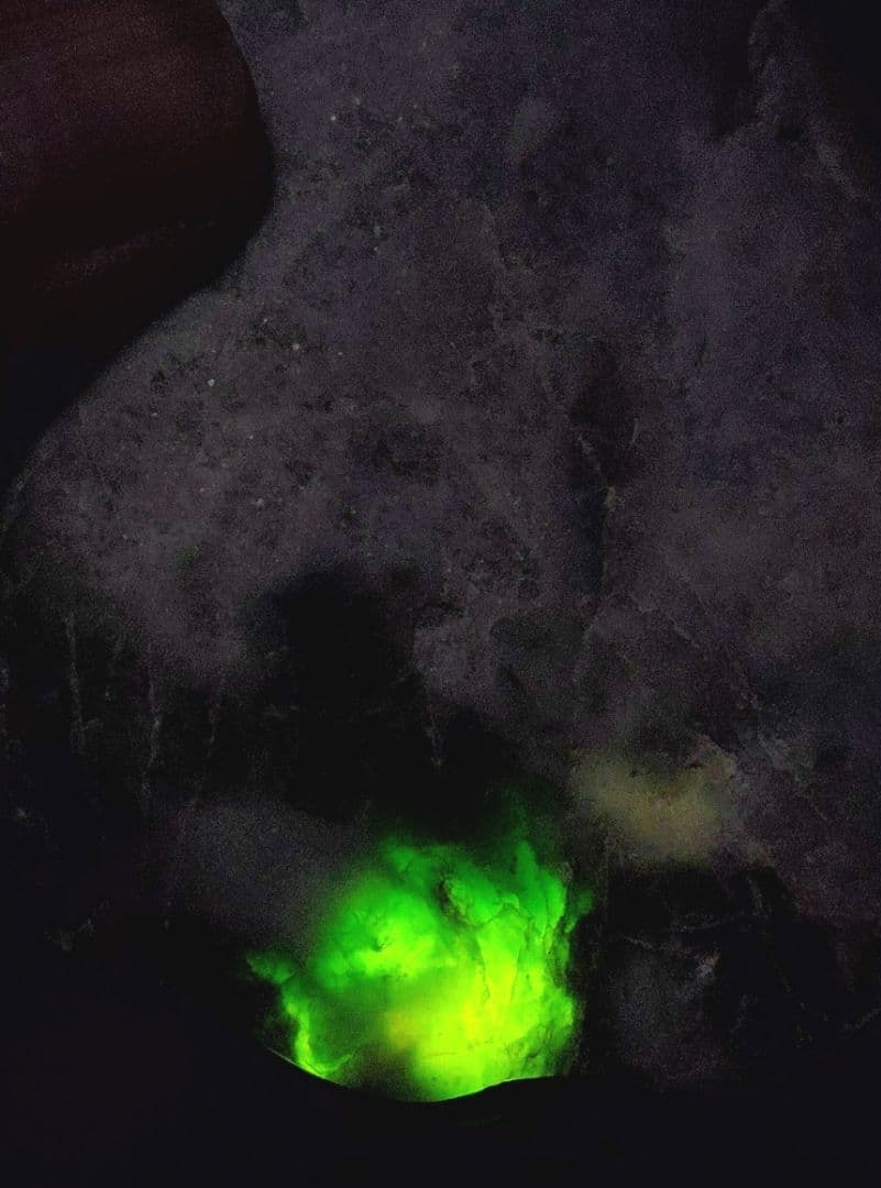 ☆翡翠原石☆糸魚川硬玉【底カット・ロウカン部有・379g】