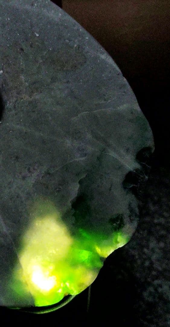 ☆翡翠原石☆糸魚川硬玉【底カット・ロウカン部有・379g】