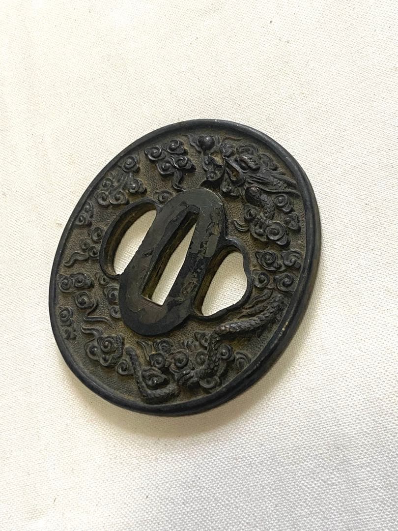 鍔つば　雲と龍の彫刻　箱あり