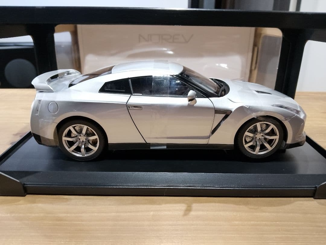 1/18 ノレブ　日産　GT-R R35 ミニカー　シルバー