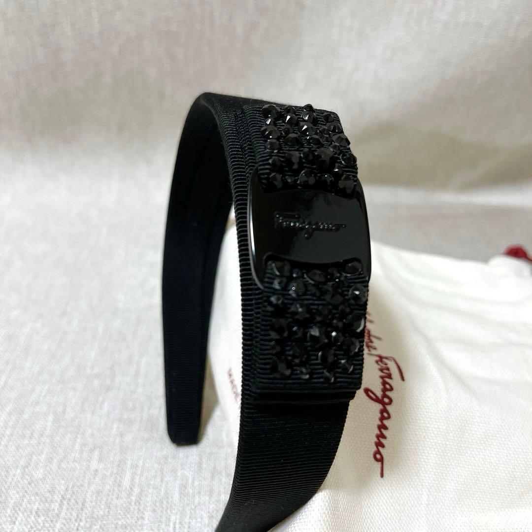 サルヴァトーレフェラガモ ヴァラリボン カチューシャ ビジュ ストーン ブラック