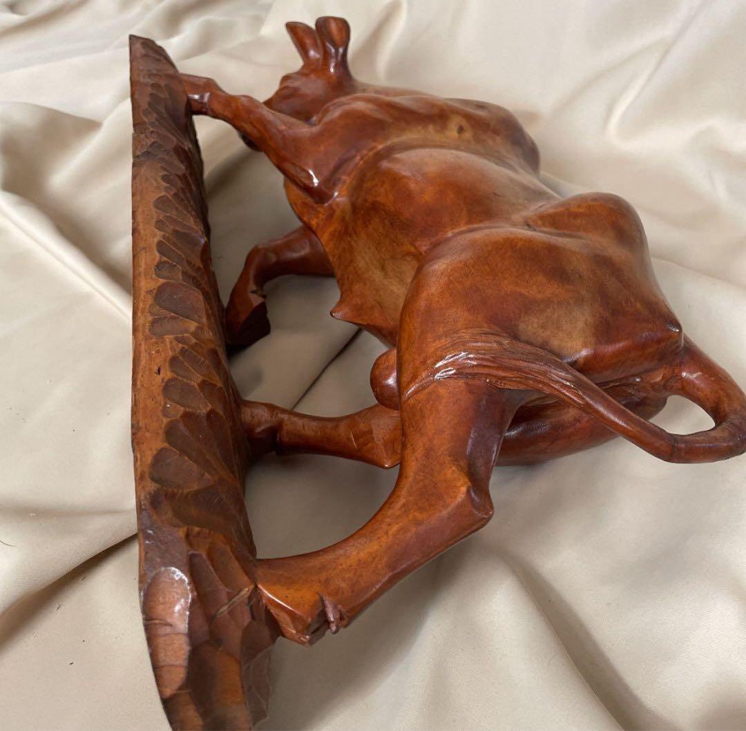 縁起物】一本 木彫り 牛 重厚感 置物 風水 オブジェ