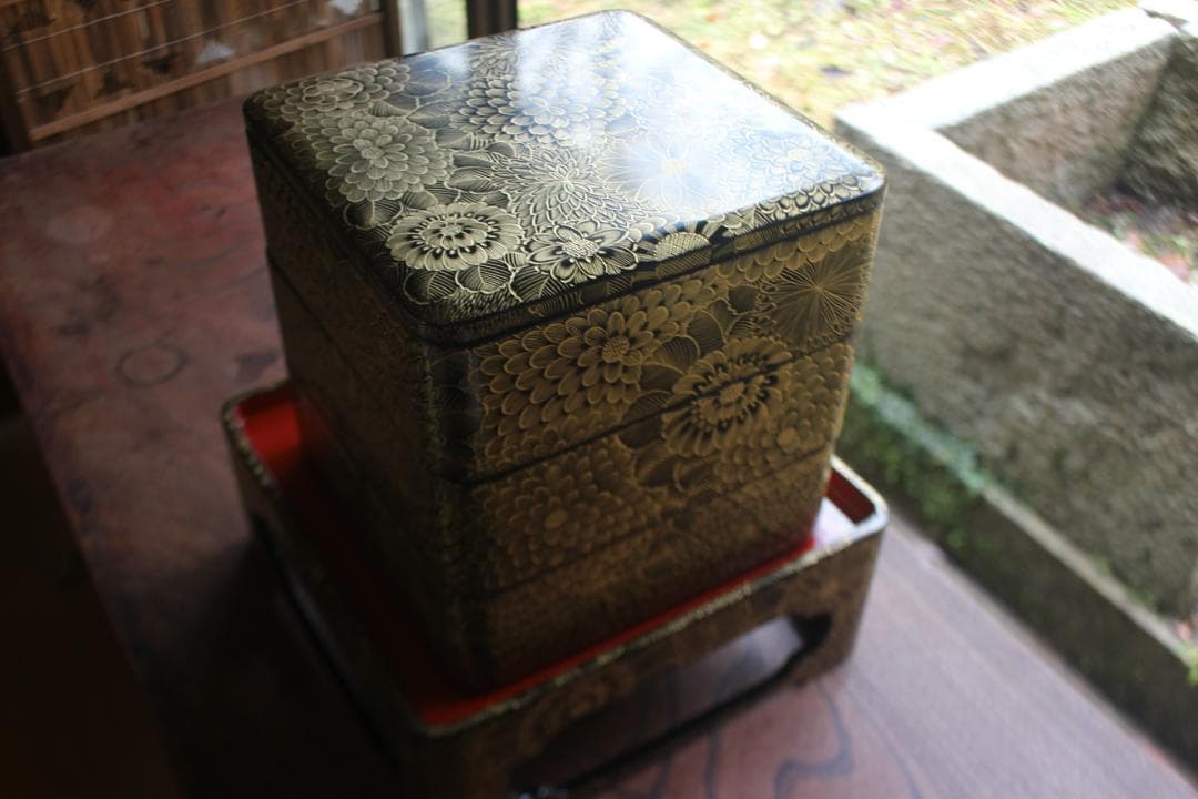 デッドストック！上質黒漆に極上総菊詰沈金の映える輪島塗の台