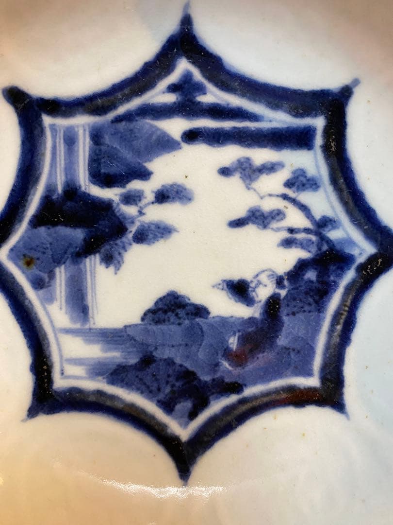 古伊万里　陽刻　染付　八角山水　指差す老人図柄　底印に蜻蛉　五寸皿
