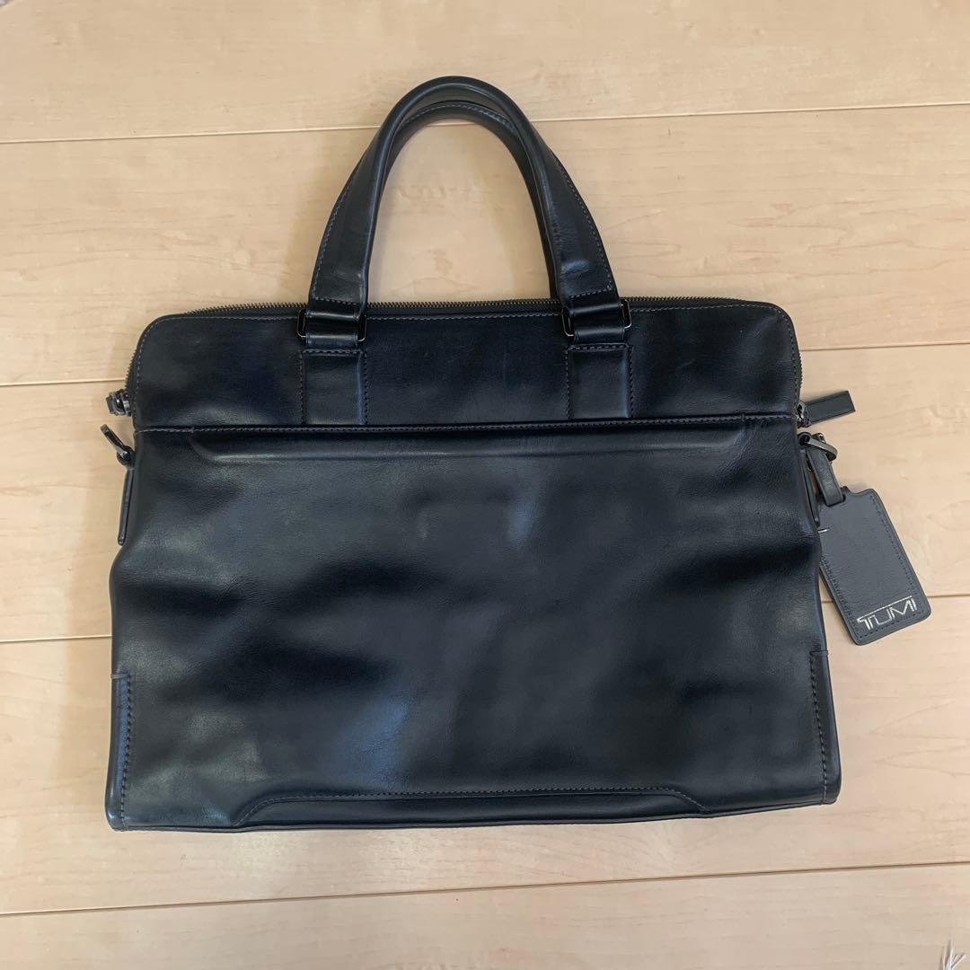 TUMI ブラック レザービジネスバッグ