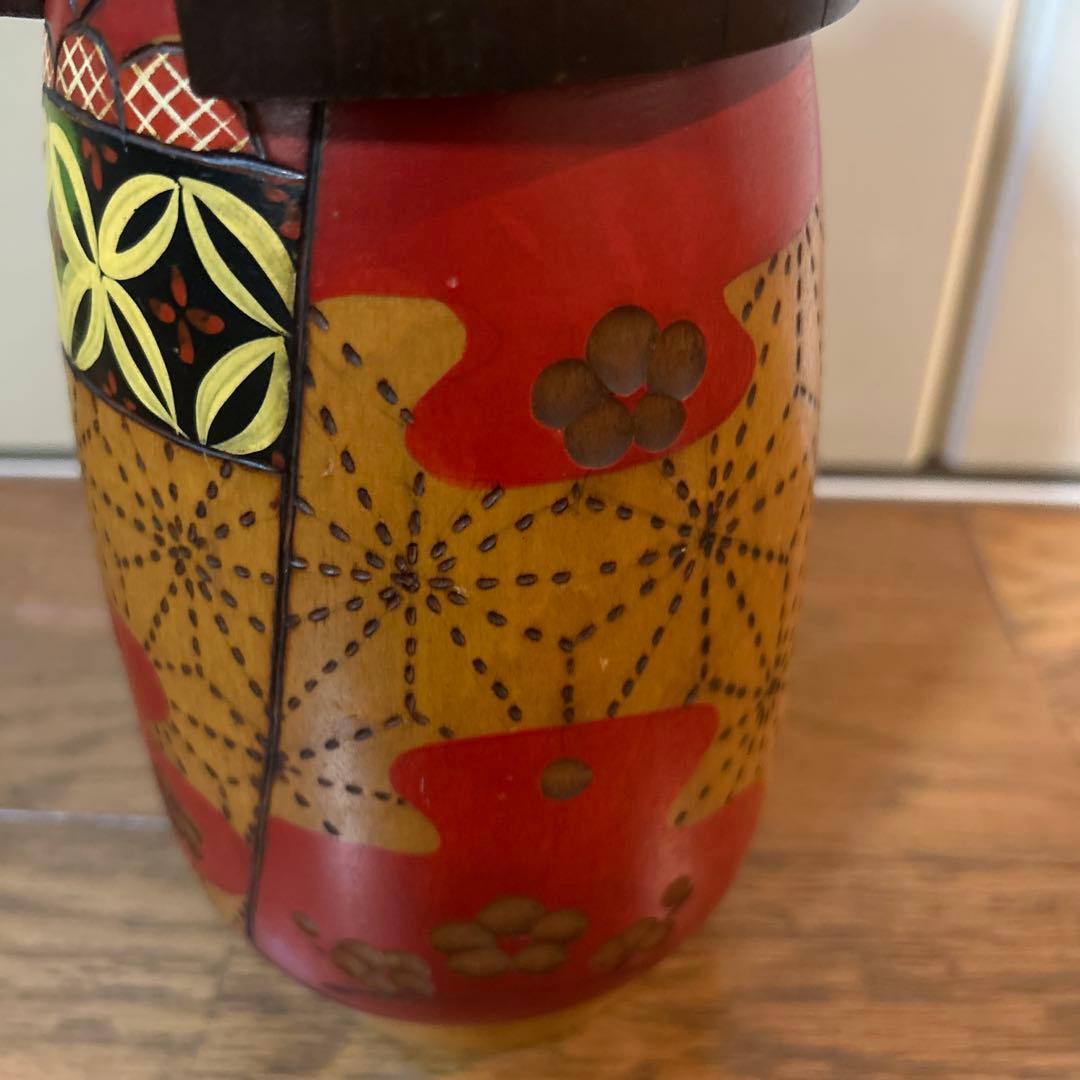 伝統的な木製こけし オレンジと黒のデザイン