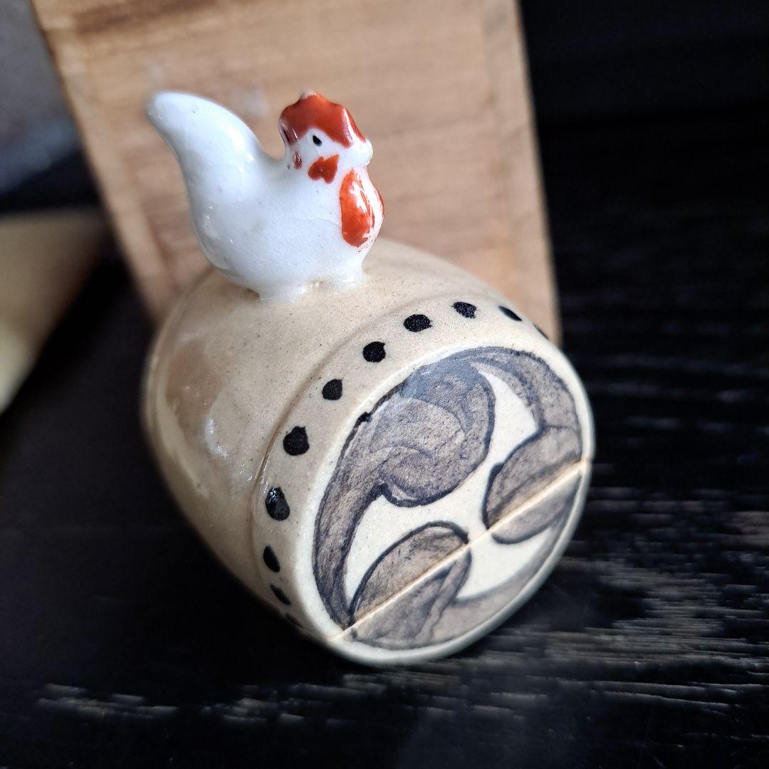 茶道具　鶏　香盆　芳崎作　松吹窯　　白磁赤絵 共箱　共布　名入　三つ巴太鼓型