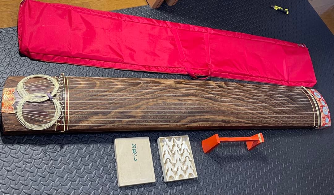 良品】お琴 13弦 並甲 すだれ彫り 琴柱付き - メルカリ