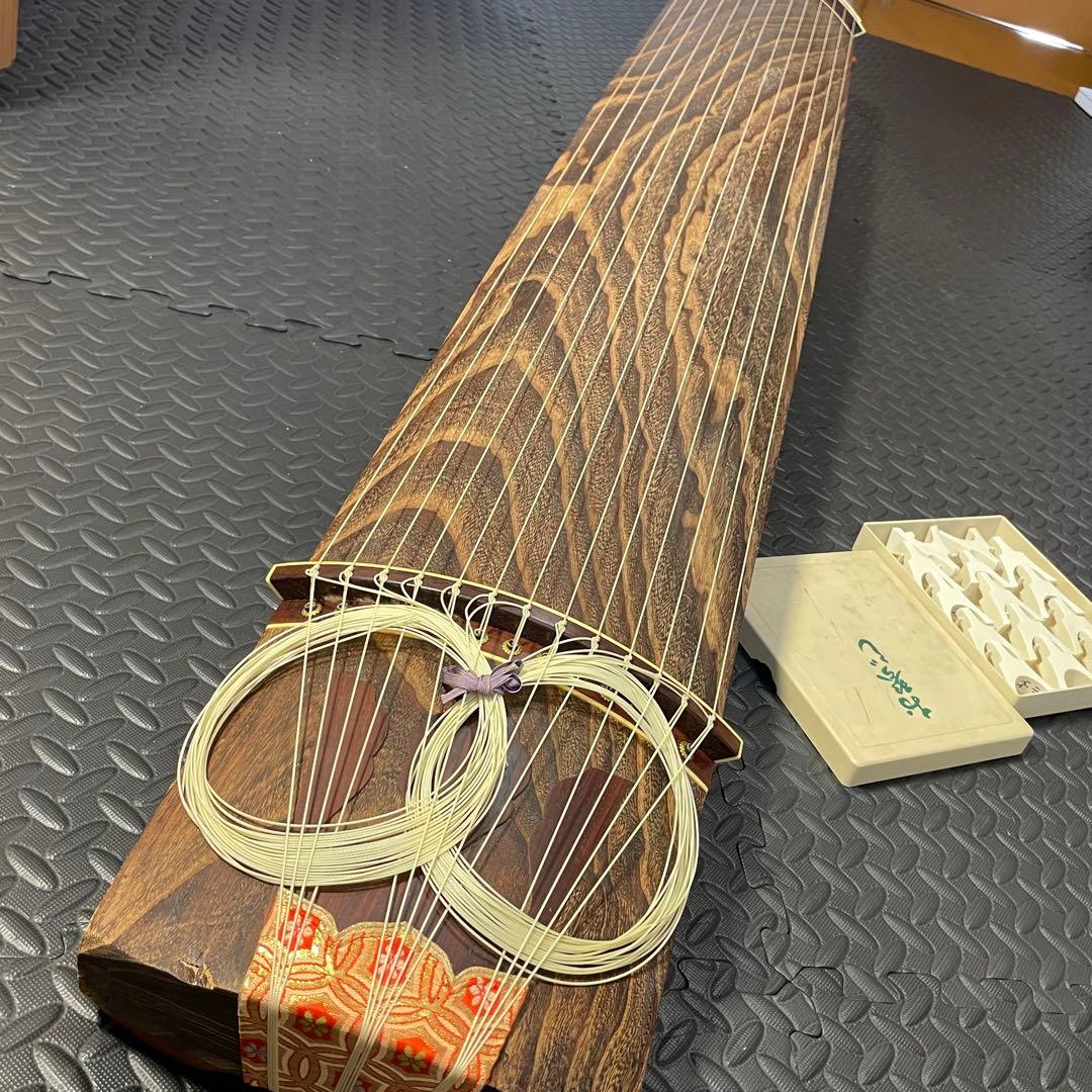 良品】お琴 13弦 並甲 すだれ彫り 琴柱付き - メルカリ