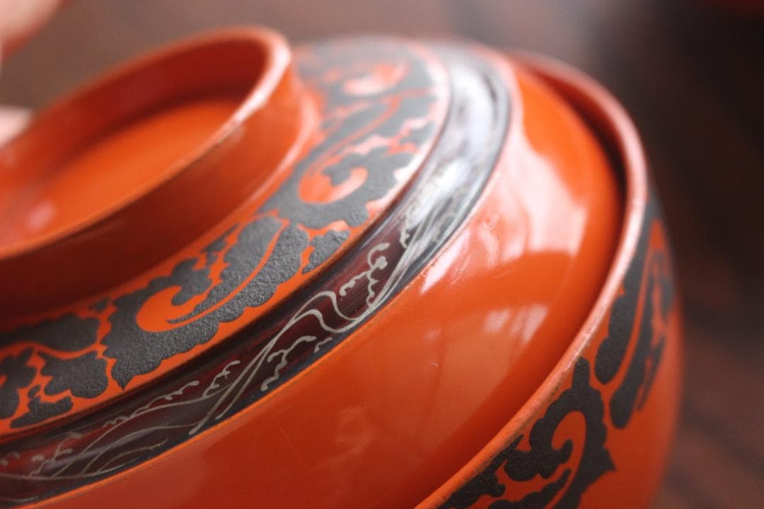 デッドストック！時代朱漆に風情ある錆塗蛸唐草蒔絵の映えるお椀2点