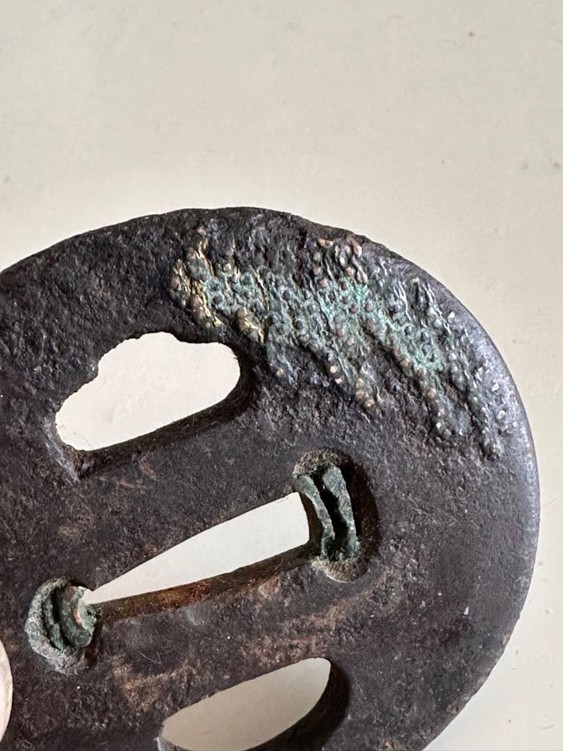 鉄地　丸形　象嵌山水図鐔　直径約6.3cm 重さ83g 2577