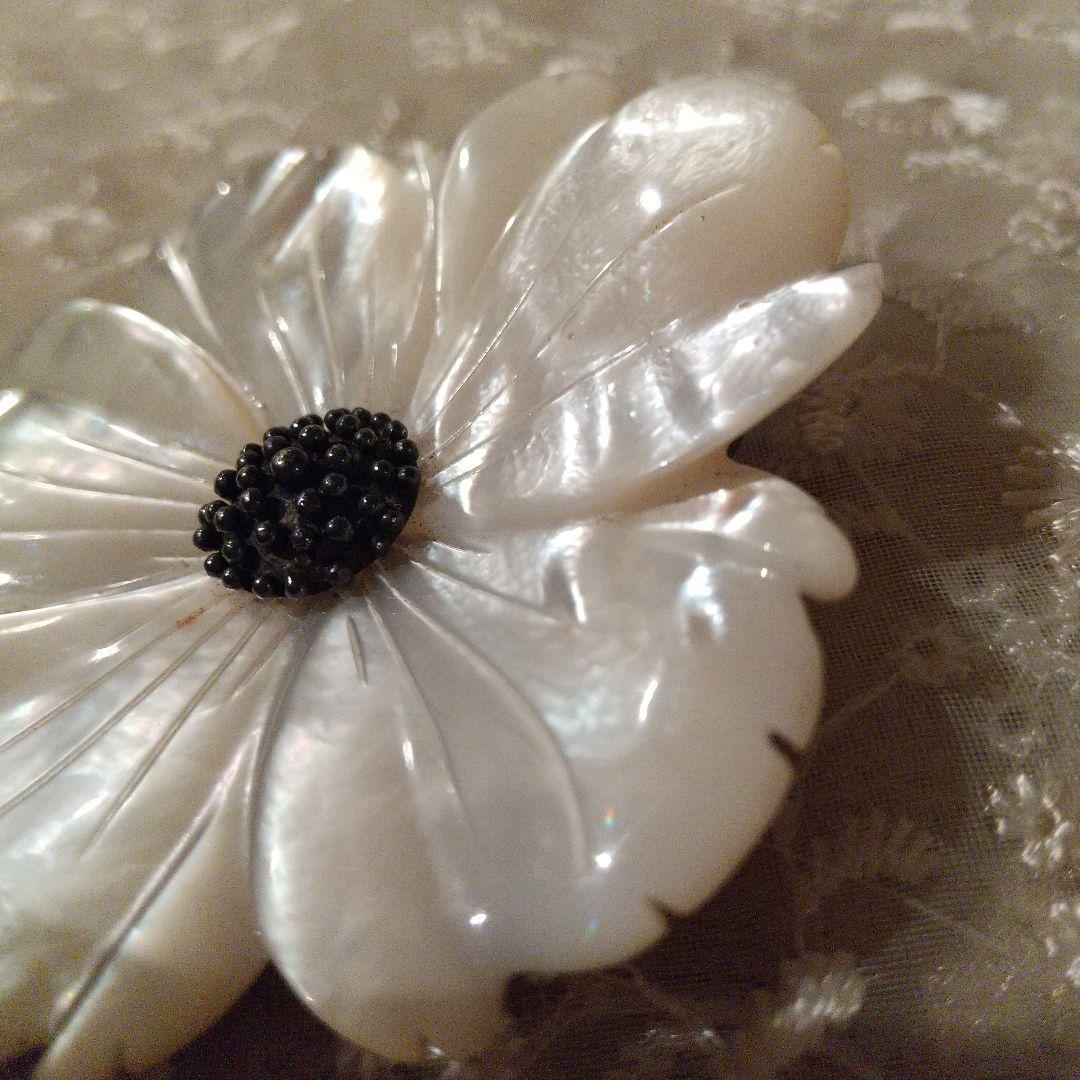 スティーブンデュエック お花 大きめブローチ 白蝶貝 シルバー