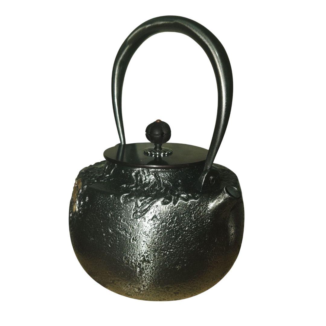 砂鉄 岩蟹像嵌付鉄瓶 銅蓋 共箱付 0.9リットル 茶道具 茶道