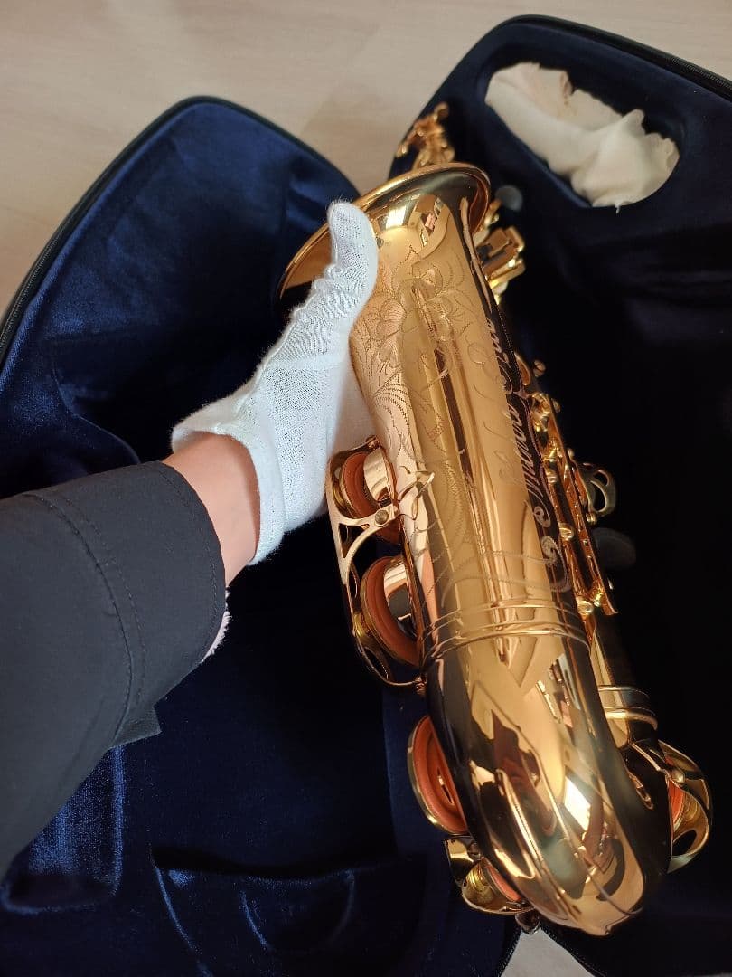 アルトサックス ゴールド本体とケースと多数付属品　展示品　美品