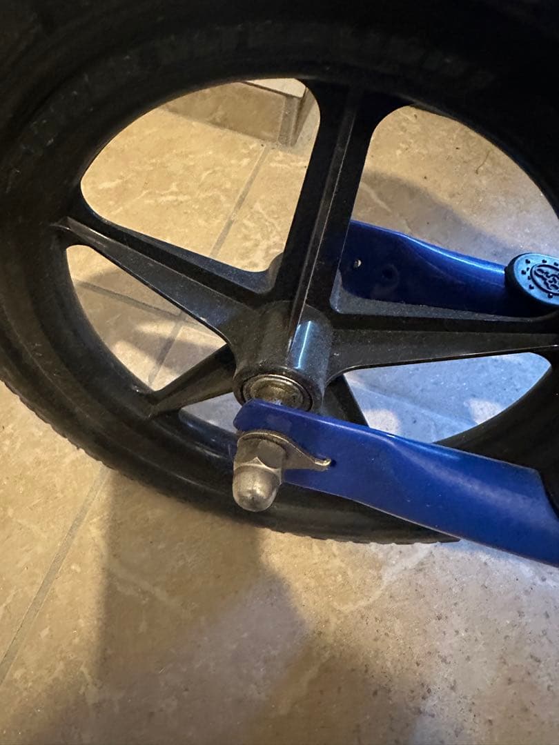 STRIDER 12インチ バランスバイク 青 室内保管 スタンド付き 箱無し