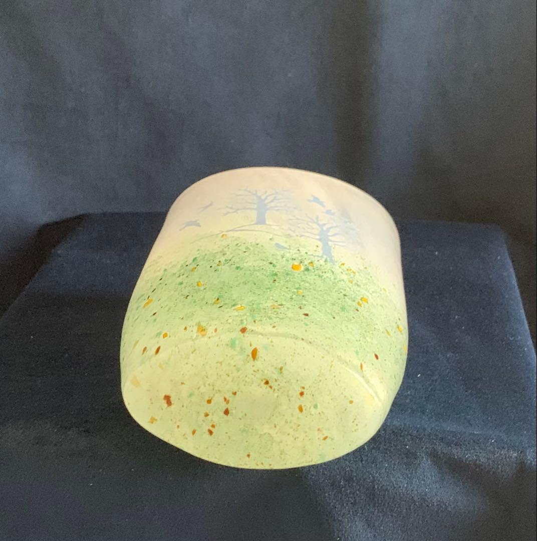 繊細な上手書きガラスの花瓶 ー木と鳥のデザインデフォルメ化され