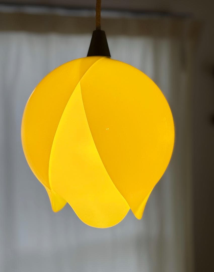 昭和レトロ　吊り下げ照明　黄色チューリップ型ペンダントライト