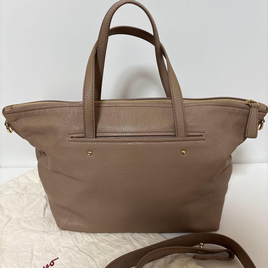 な*a様 フェラガモ　ベージュ レザー ハンドバッグ