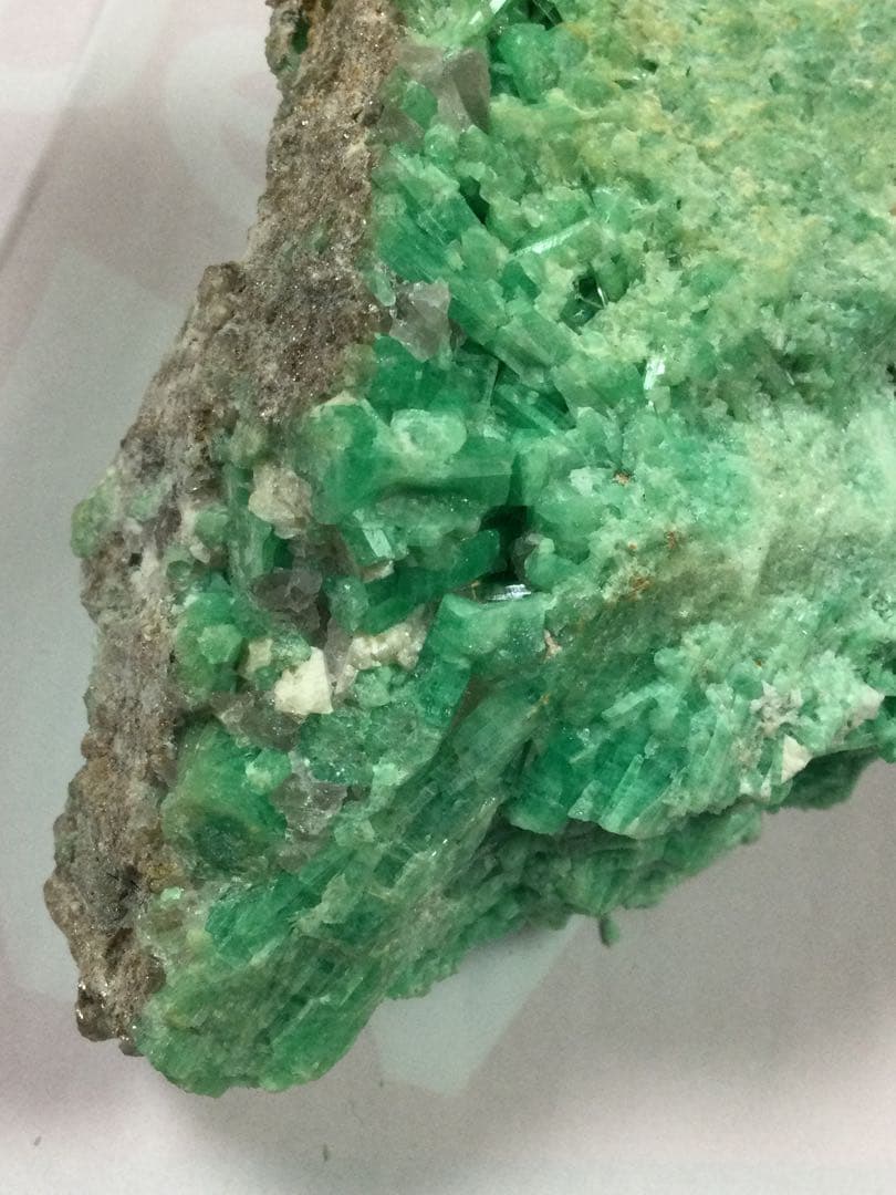 エメラルド　母石付き原石密集結晶エメラルドコロンビア産　良質 コロンビア Muzo産 エメラルド＆パイライトの母岩付き原石 No.15