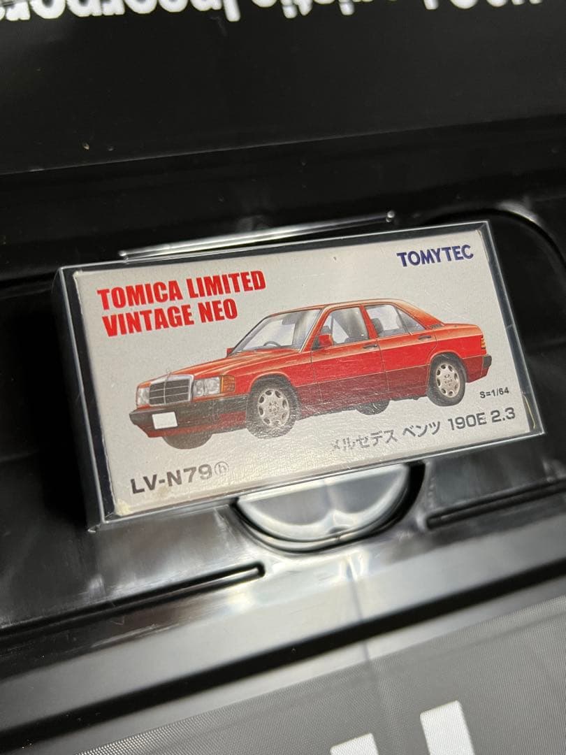 トミカリミテッドヴィンージネオ　ベンツ　190E 2.3 赤　1/64 箱付き