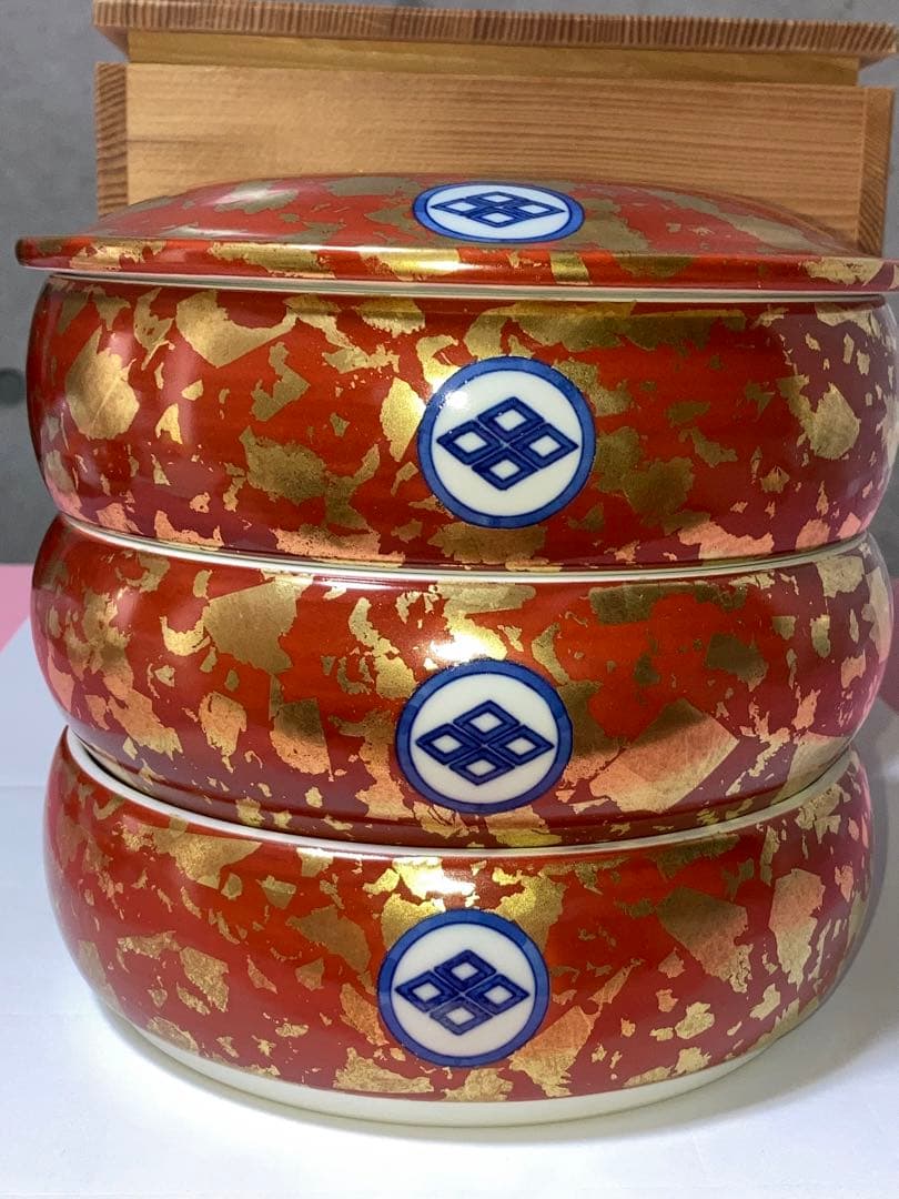 2代目叶松谷(人間国宝)の作品　赤地金箔散家紋　重箱