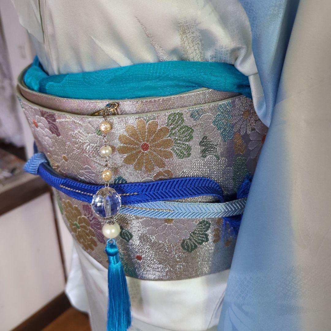 虹色に煌めくシルバーの地に、菊の花が艶やかに