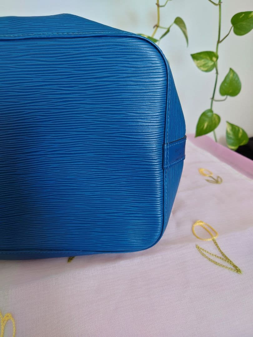 ルイヴィトンLouis Vuitton エピ　プチノエ 青