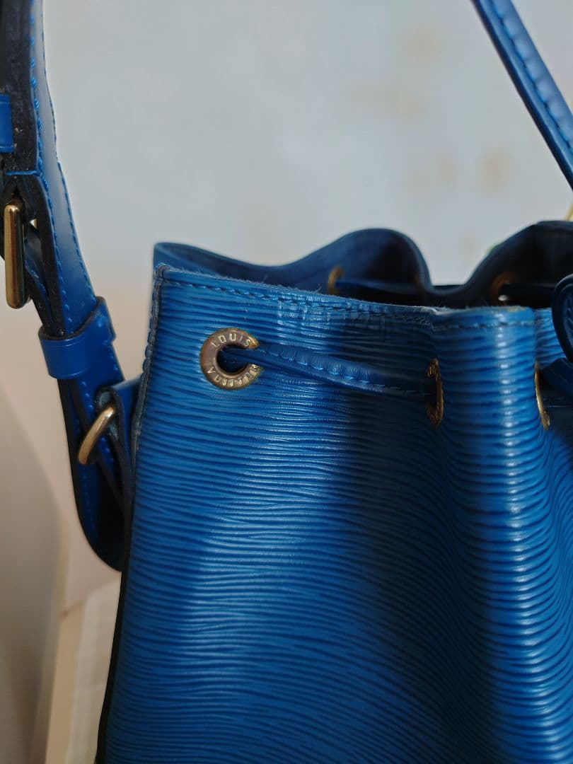 ルイヴィトンLouis Vuitton エピ　プチノエ 青