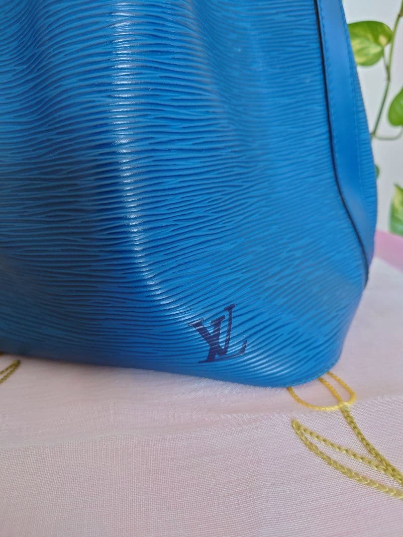 ルイヴィトンLouis Vuitton エピ　プチノエ 青