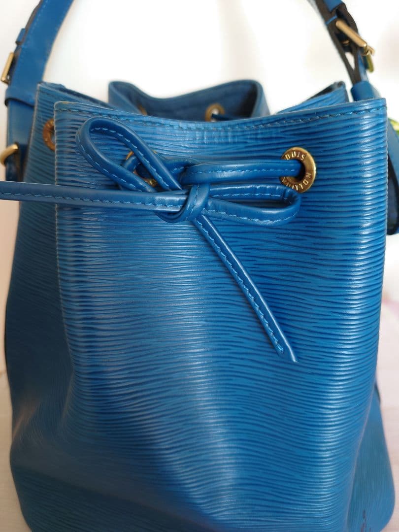 ルイヴィトンLouis Vuitton エピ　プチノエ 青