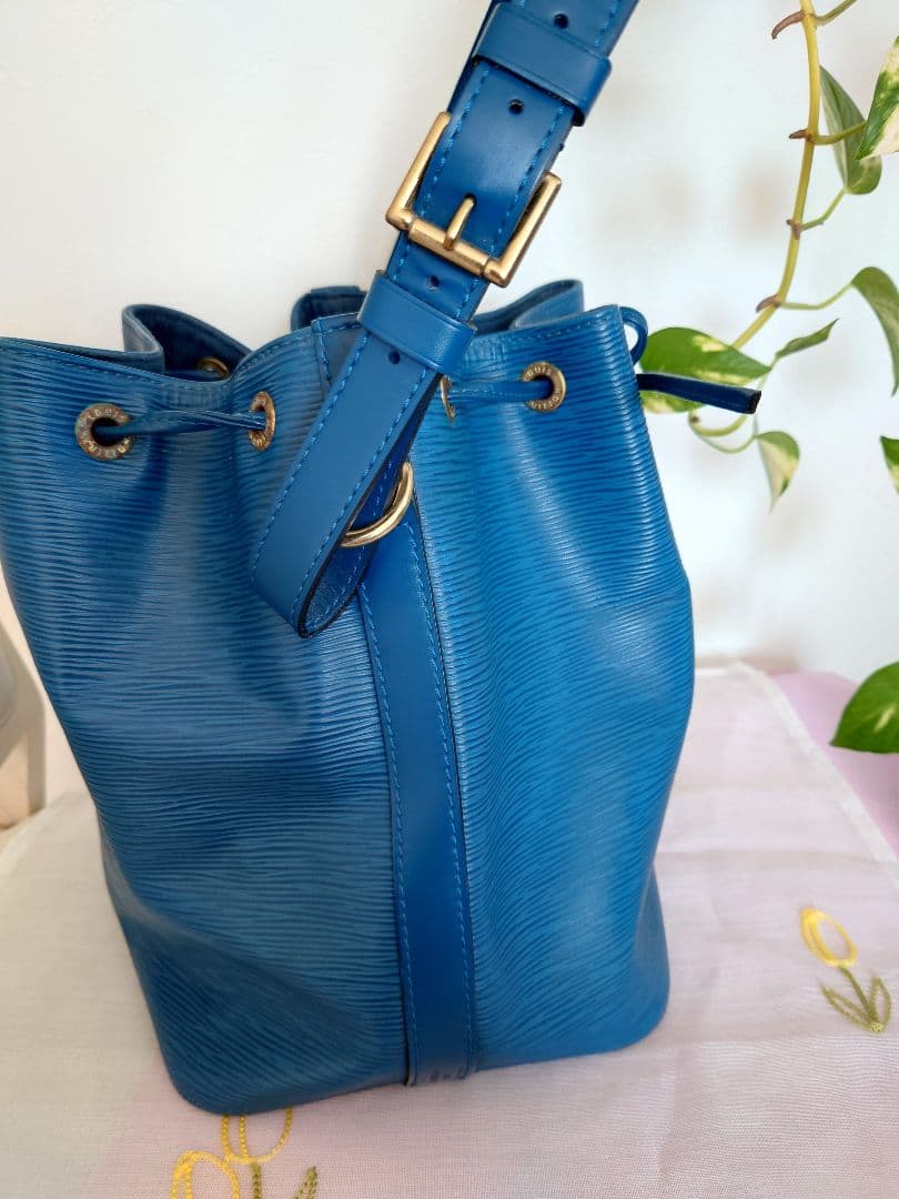 ルイヴィトンLouis Vuitton エピ　プチノエ 青