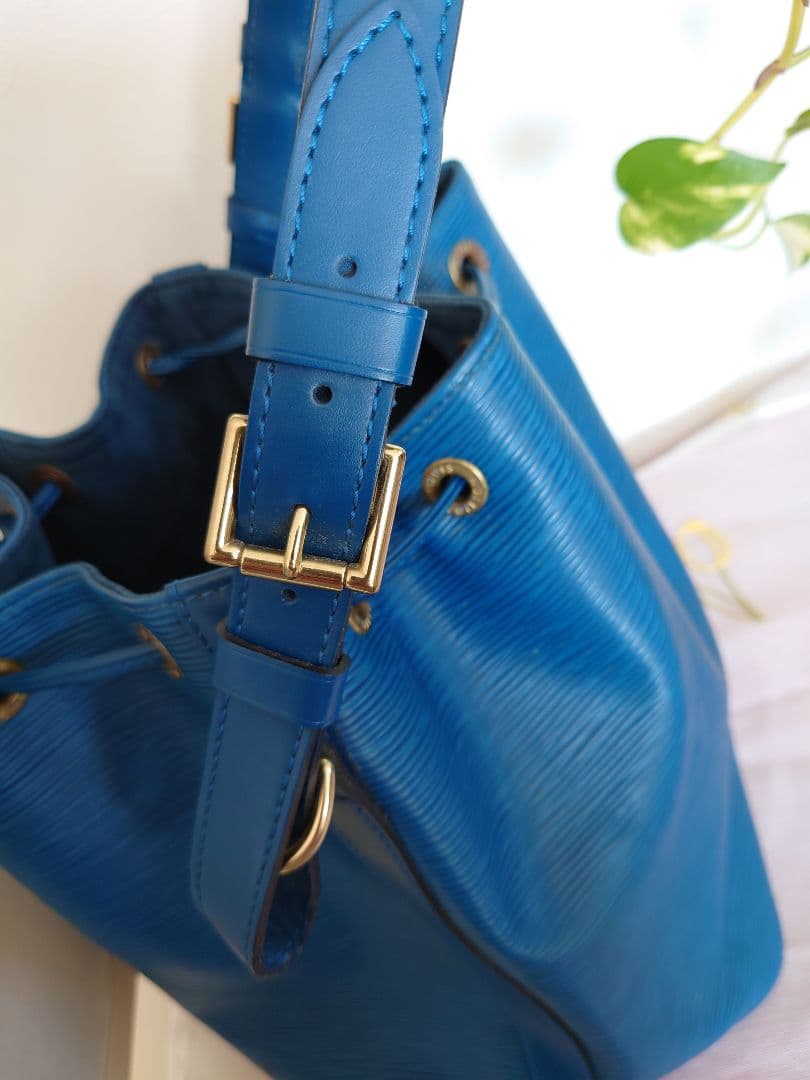 ルイヴィトンLouis Vuitton エピ　プチノエ 青