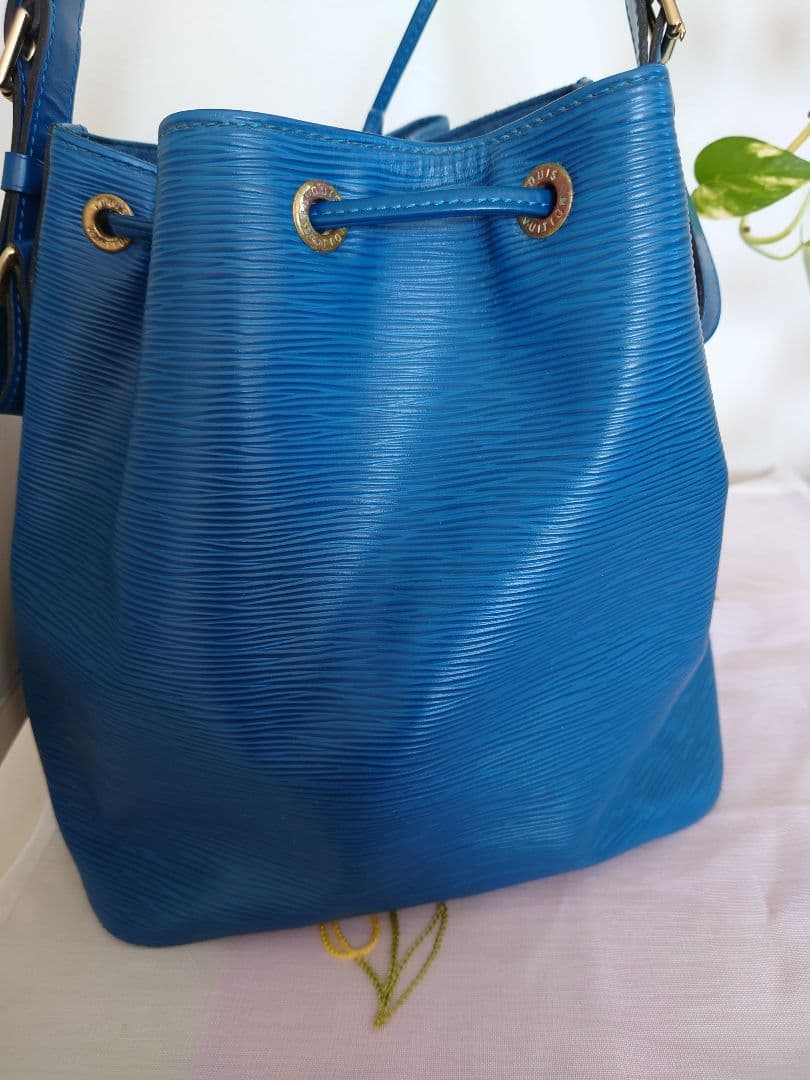 ルイヴィトンLouis Vuitton エピ　プチノエ 青