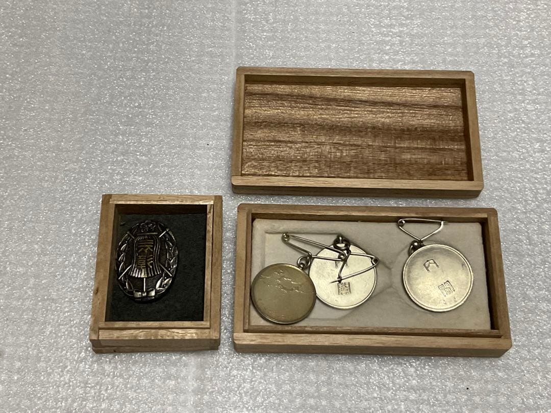昭和の表彰、または會員章のバッチ　桐箱入り【消防、愛國婦人会、国税調査記念章】。 昭和の表彰、または會員章のバッチ 桐箱入り【消防、愛國婦人会、国税調査