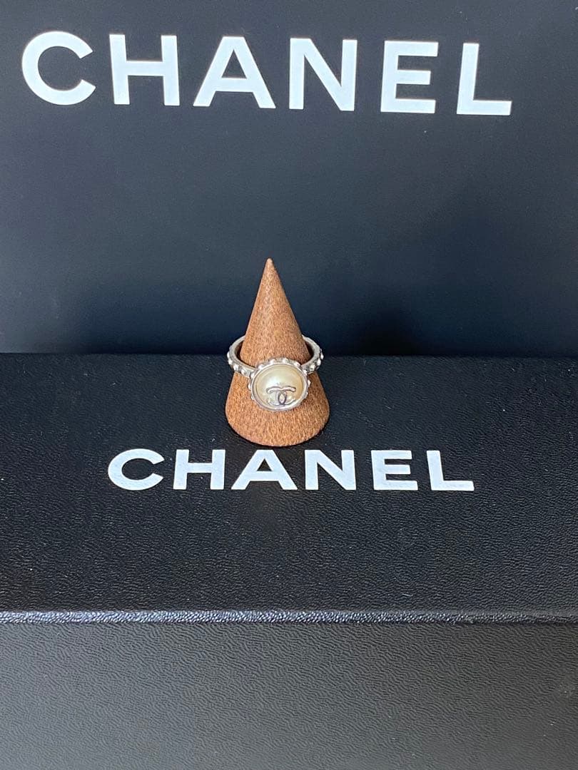 みーたん　シャネル 超美品 ロゴ入りパール調リング サイズ12号