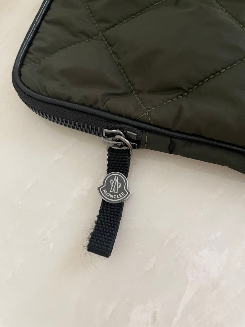 モンクレール オリーブグリーン iPadケース キルティングデザイン