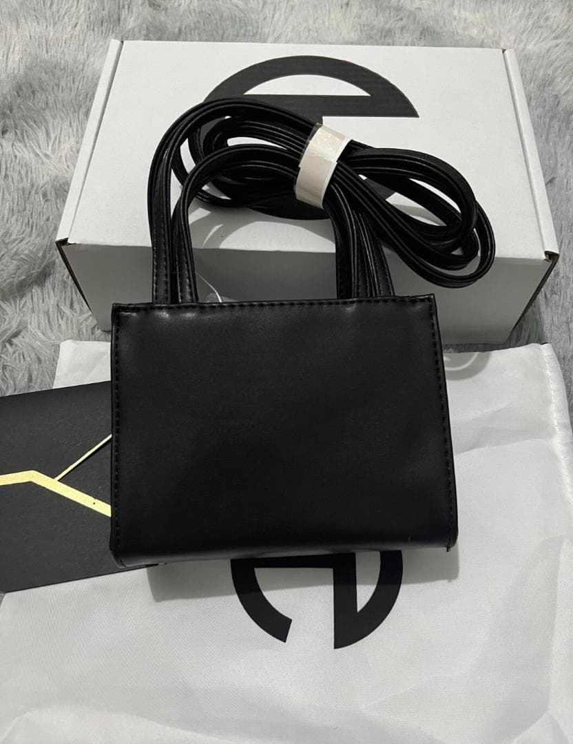 TELFAR 黒のショルダーバッグ 実物は撮影する