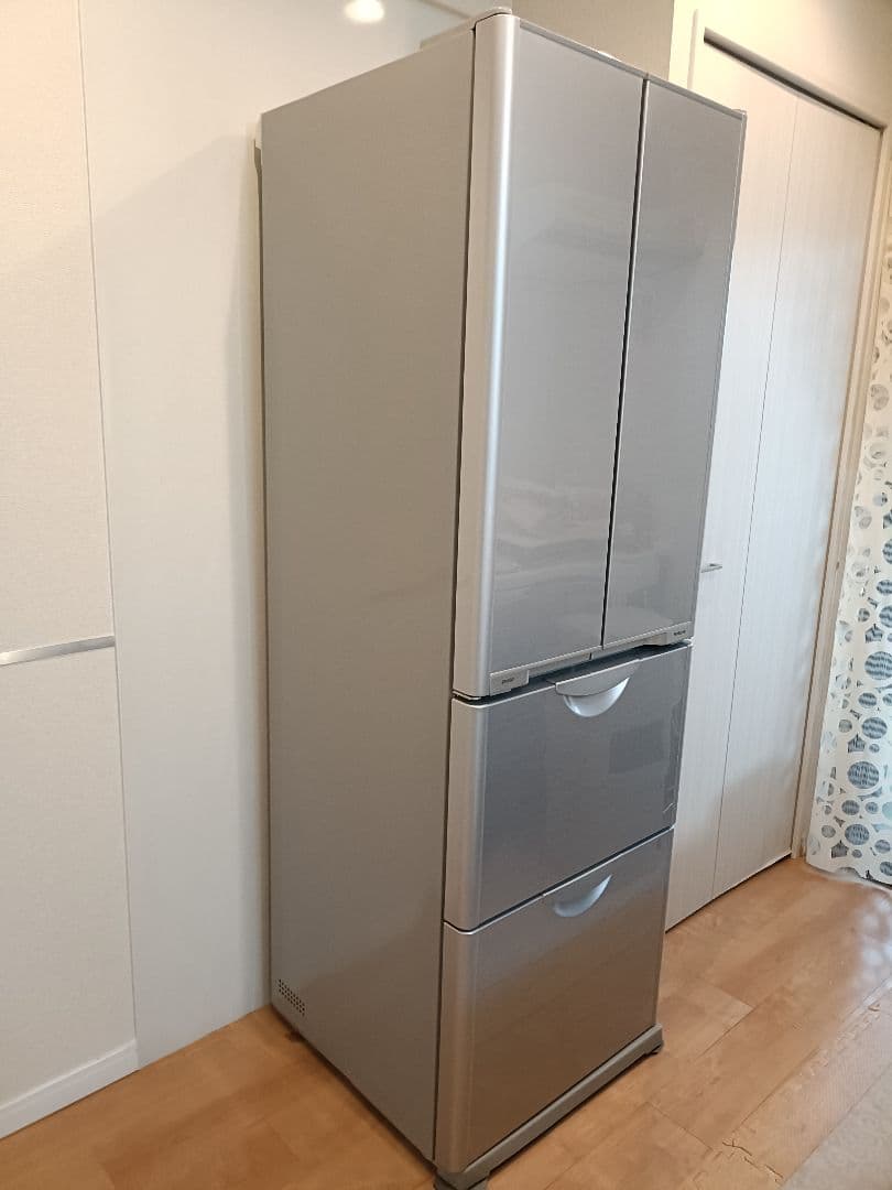 HITACHI 4ドア冷蔵庫 シルバー　2011年式