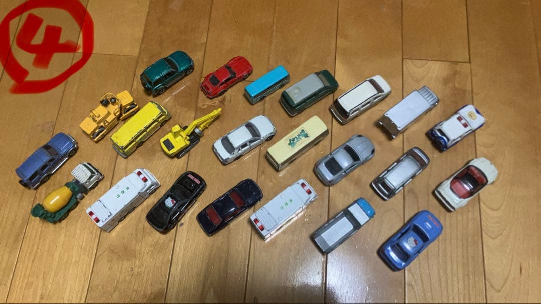 TAKARA TOMYトミカ＆ミニカーの多様な車両（100台以上）とパーキング付