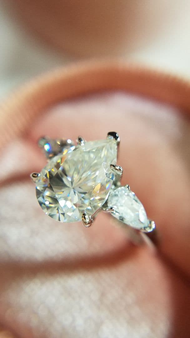 マーフィー様！最高級モアサナイト ペアシェイプ 3ストーンリング