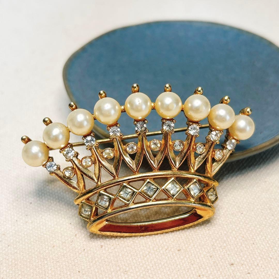 トリファリ 大きめのゴールドの王冠 ブローチ コスチュージュエリー
